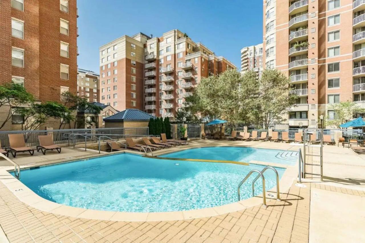 Elegant And Charming Condo At Ballston With Pool Arlington Exterior photo